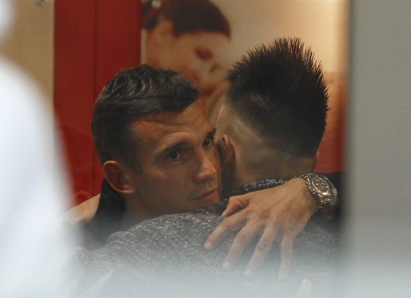Intanto in tribuna c&#39; l&#39;abbraccio tra Andriy Shevchenko e Stephan El Shaarawy. LaPresse